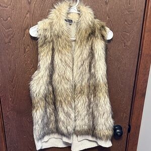 89th & Madison Faux Fur cable knit sweater vest - size large